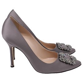 Décolleté Manolo Blahnik Hangisi Jewel Buckle in raso grigio