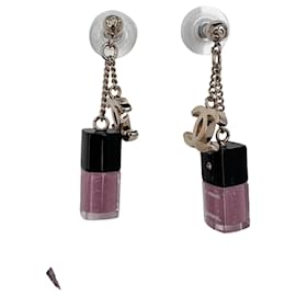Orecchini a goccia Chanel CC a forma di flacone di smalto per unghie in resina rosa