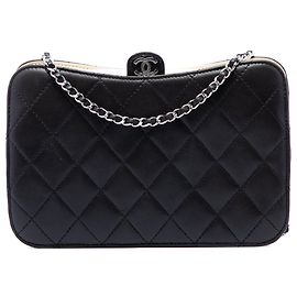 Clutch Chanel CC in pelle di agnello matelassé nera con tracolla a catena
