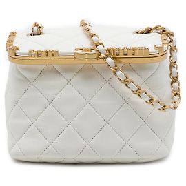 Borsa Vanity Chanel Mini in pelle d'agnello matelassé bianca Paris Monaco con chiusura a bacio