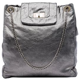 Tote Drill Chanel in vitello metallizzato craquelé e traforato Argento