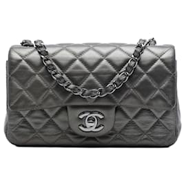 Borsa a tracolla Chanel Mini Rectangular Classic in pelle di agnello metallizzata grigia con patta singola