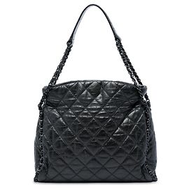 Chanel Medium Quilted Calfskin Chain Me Hobo Bag Schwarz