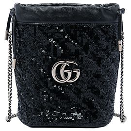 Gucci GG Marmont kleine Bucket Bag aus diagonal gestepptem Kalbsleder mit Pailletten in Schwarz
