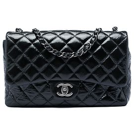 Chanel Jumbo Classic Single Flap Schultertasche aus schwarzem Crinkled Patent Leder