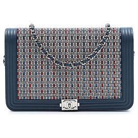 Borsa a tracolla Boy Wallet On Chain in pelle d'agnello blu con cristalli Chanel