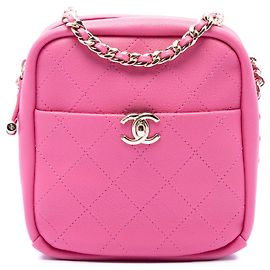 Borsa a tracolla Chanel Camera Case North South in pelle di capra trapuntata rosa per viaggi casual