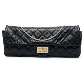 Borsa a tracolla Chanel Reissue 2.55 East West Single Flap in vitello lucido matelassé nero
