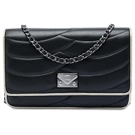 Borsa a tracolla Chanel Pagoda Wallet On Chain in pelle d'agnello nera