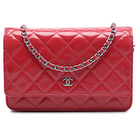 Borsa a tracolla Chanel CC matelassé in vernice rossa con catena