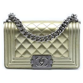 Bolsa Tiracolo Chanel Boy Flap Small em Verniz Metálico Matelassê Bicolor Dourada