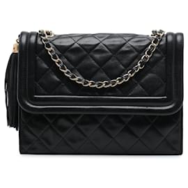 Bolso bandolera Chanel de piel de cordero acolchada negra con borla