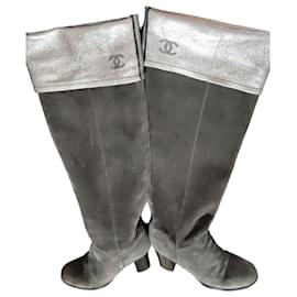 Botas altas Chanel en ante gris y cuero plateado
