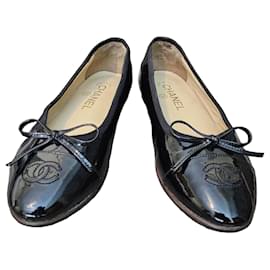 Ballerine Chanel in pelle verniciata nera con logo CC