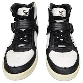 Sneakers alte Chanel in pelle bianca e nera