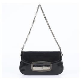 Borsa a tracolla Prada in pelle con placca in metallo e catena
