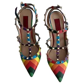 Zapatos de tacón Valentino Rockstud arcoíris en cuero multicolor