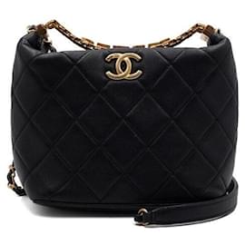 Chanel Borsa Tote con manico in pelle d'agnello nera, logo CC in cristallo e tracolla a catena dorata
