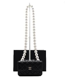 Chanel Mini borsa a tracolla e crossbody in pelle nera con catena di perle