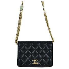Chanel Borsa a tracolla con patta e catena