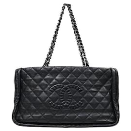 Chanel Borsa a tracolla nera con grande catena CC