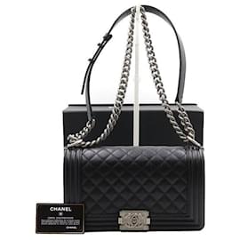 Chanel Borsa a tracolla Boy Caviar Medium Flap con catena argentata