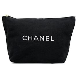 Chanel Pouch in tela nera con logo iniziale
