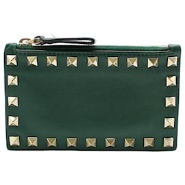 Rockstud Kartenetui mit Reißverschluss aus grünem Leder in Goldoptik - Valentino
