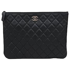Chanel Clutch Medium Nera con Dettagli Oro No.