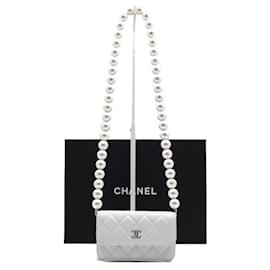 Chanel Mini borsa a tracolla con patta e catena di perle in pelle bianca
