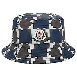 Cappello bucket in poliestere con stampa digitale e patch logo - Moncler