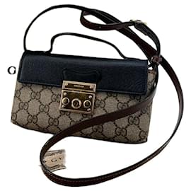 Borsa a tracolla GG Supreme con manico superiore e lucchetto - Gucci