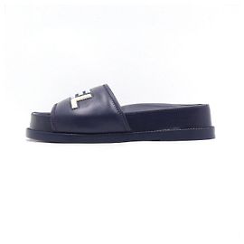 Chanel Sandálias chinelos de couro azul marinho para mulheres com logótipo de letras