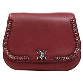Chanel Schultertasche aus Leder in Burgundy mit Klappe und Kette