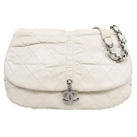 Chanel Borsa a tracolla bianca matelassé con patta e catena