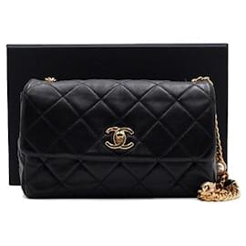 Chanel Borsa a spalla e crossbody con patta in pelle d'agnello nera, catena di perle e CC dorato