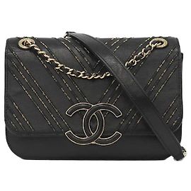 Chanel Schultertasche mit Klappe in schwarzem Chevron-Muster