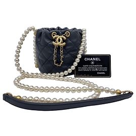Chanel Mini borsa a sacchetto con perle e tracolla
