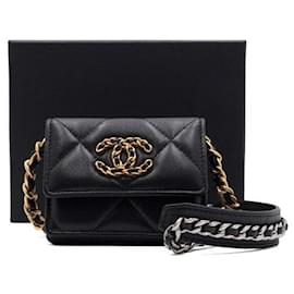 Chanel Borsa a tracolla crossbody a soffietto in pelle d'agnello nera con logo CC dorato e porta carte