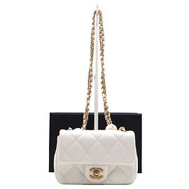 Chanel Mini borsa a tracolla con patta in nappa bianca con perle e dettagli dorati