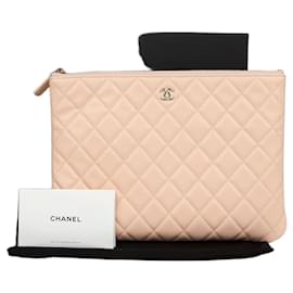 Caviar Classic New Medium Clutch - Chanel