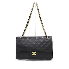 Chanel Borsa a tracolla Classic Medium in pelle d'agnello nera