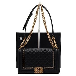 Chanel Bolsa de Ombro Boy Medium em Pele de Vitelo Preta com Corrente Dourada