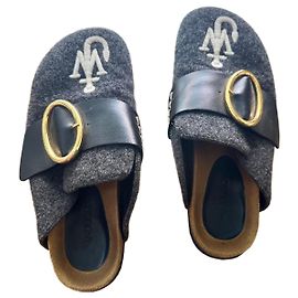 JW Anderson Filz-Clogs mit gesticktem Logo und goldener Schnalle