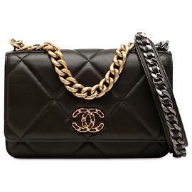 Chanel 19 Wallet on Chain in pelle di agnello matelassé marrone