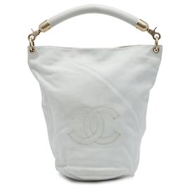 Chanel White CC Bucket Bag aus Kalbsleder