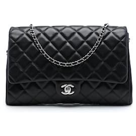 Clutch de solapa Chanel Black CC en piel de cordero acolchada con cadena