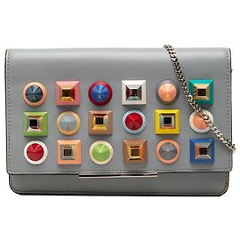 Portafoglio Tube con Catena in Pelle Vitello Liberty Borchiata Grigio Fendi