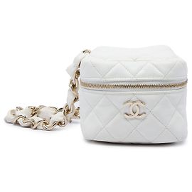 Clutch Cube in lambskin matelassé bianca con catena Chanel CC