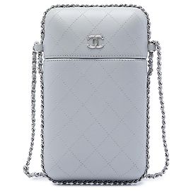 Portacellulare Chanel in pelle di agnello matelassé grigio con catena CC